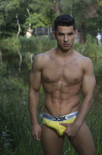 Antonio Valentini Ddx Outside - DiamondPicturesMen - Muscle