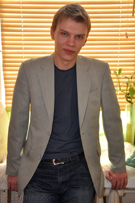 Venia - 19nitten, 19zone - Latino